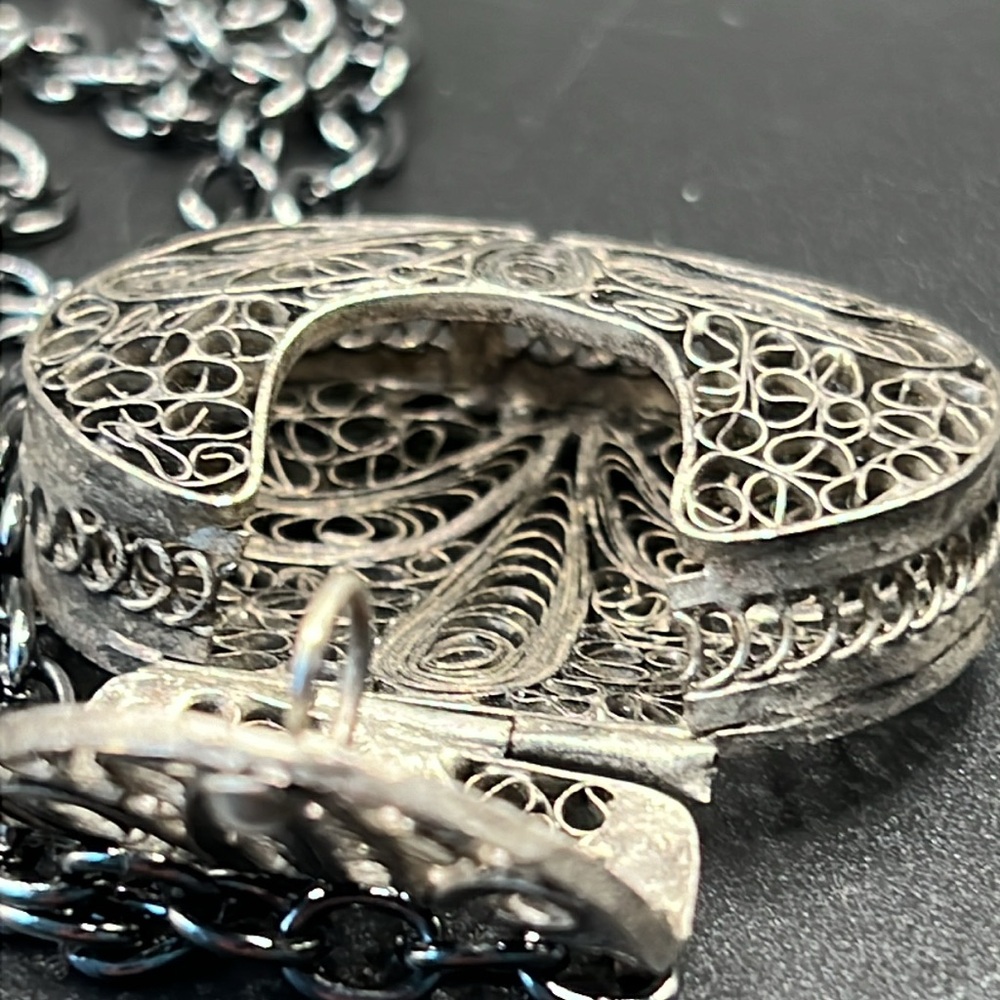 Adorable vintage filigree purse necklace - Picture 6 of 7